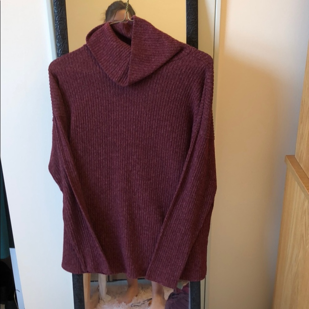 Side slit turtle neck sweater in maroon
